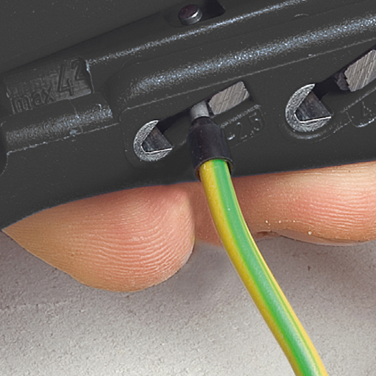 Abisolier- und Crimpwerkzeug 0,5-6mm² mit Anschlag